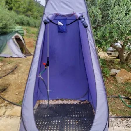 Robinson Accommodate & Camping Places Maslina *