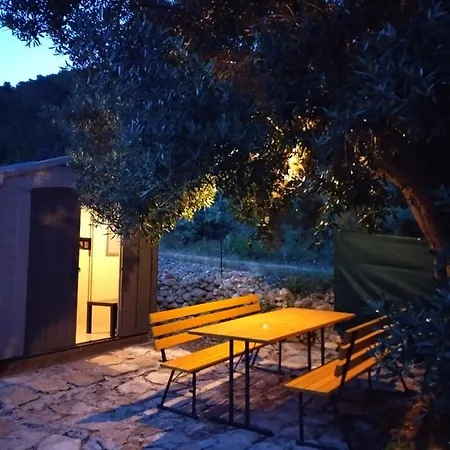 Kamp alanı Robinson Accommodate & Camping Places Maslina