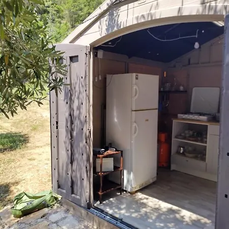 Robinson Accommodate & Camping Places Maslina Kamp alanı Gdinj