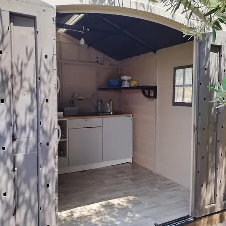 Robinson Accommodate & Camping Places Maslina *